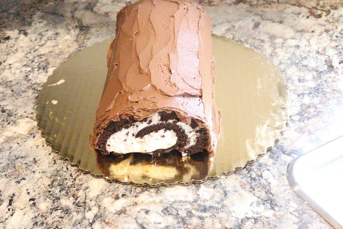 Chocolate Yule Log Cake by Faye's Food